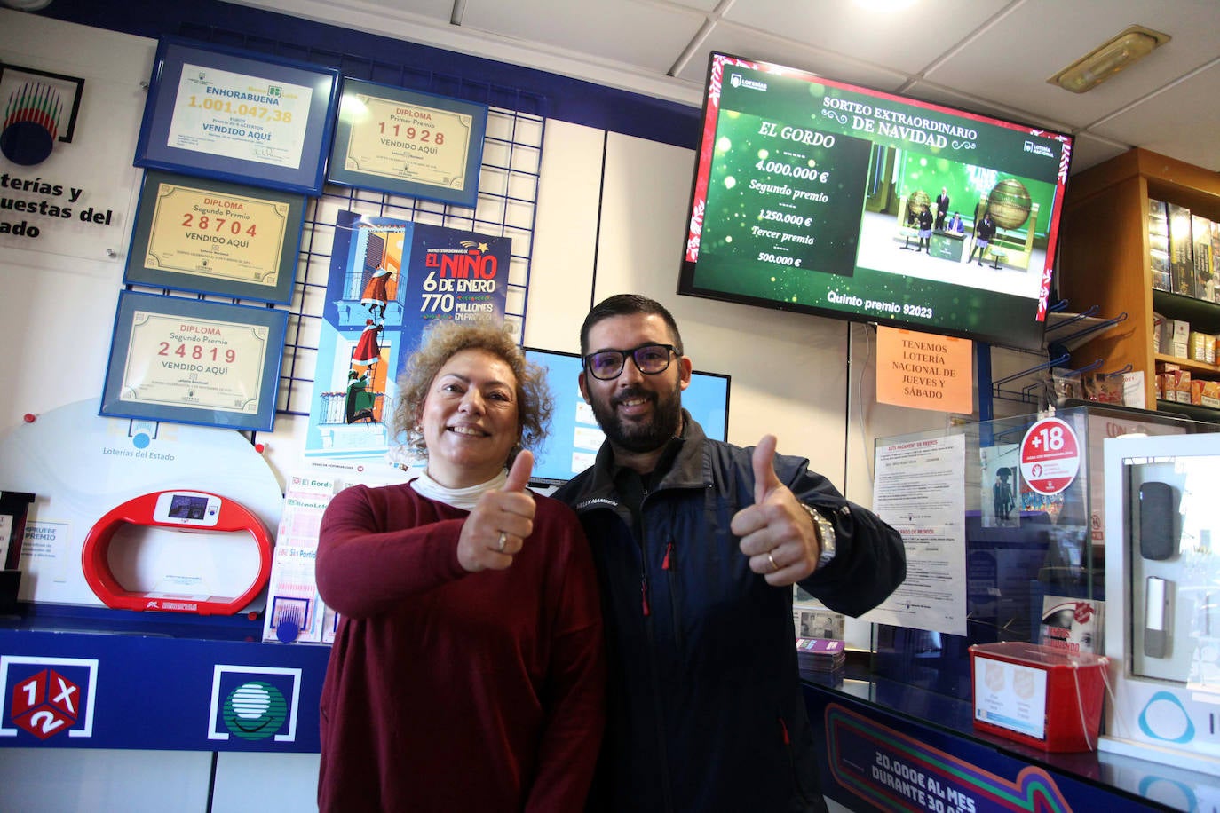 La alegría de los afortunados de la Lotería de Navidad en Alicante, en imágenes