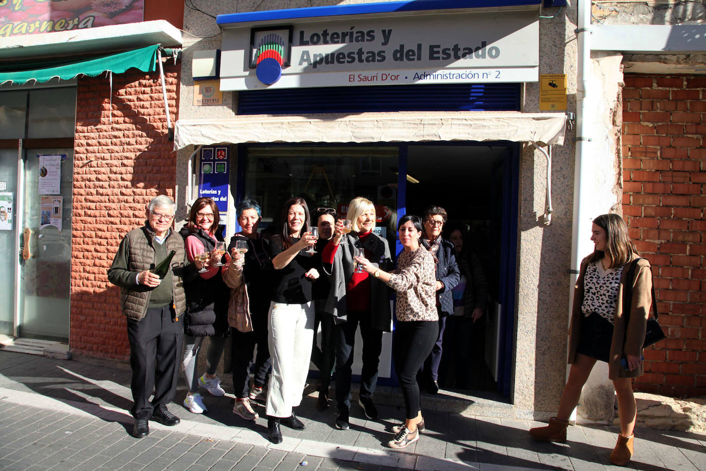 La alegría de los afortunados de la Lotería de Navidad en Alicante, en imágenes