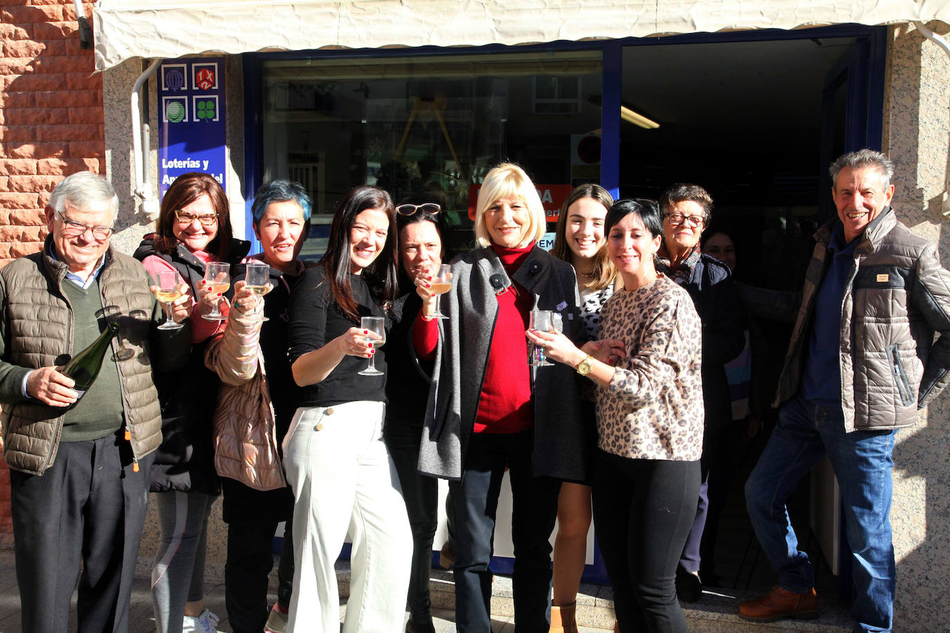 La alegría de los afortunados de la Lotería de Navidad en Alicante, en imágenes