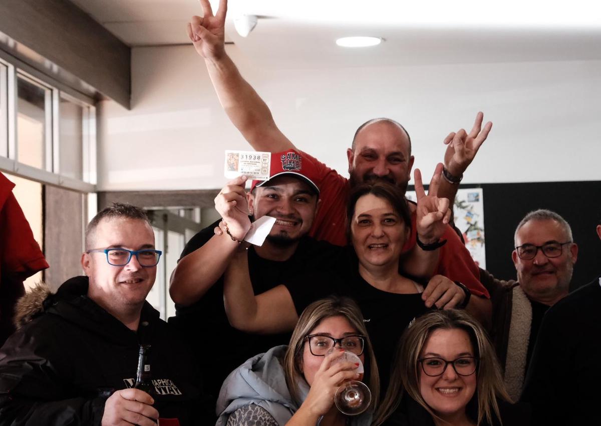 Imagen secundaria 1 - El restaurante Castell celebra el tercer premio de la Lotería.