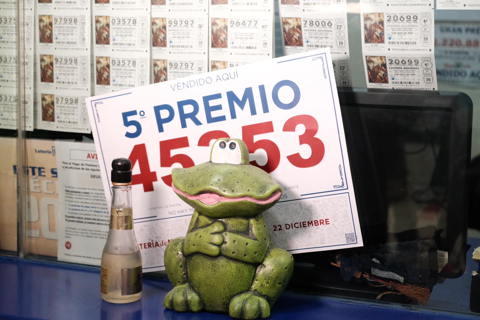 La alegría de los afortunados de la Lotería de Navidad en Alicante, en imágenes