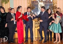 Brindis de les belleses del Foc con las autoridades.