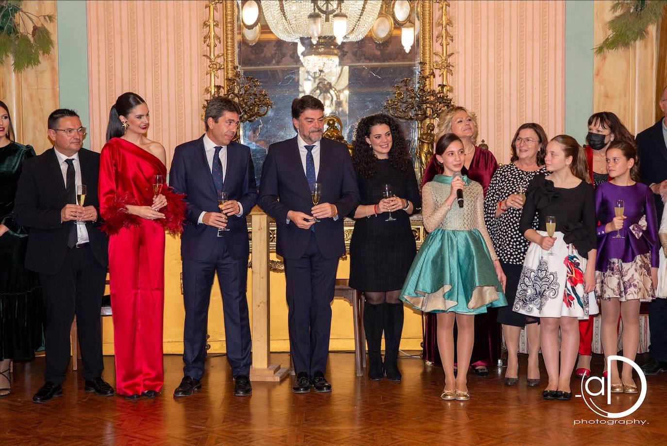 Imagen secundaria 2 - Las Hogueras brindan por una brillante Navidad