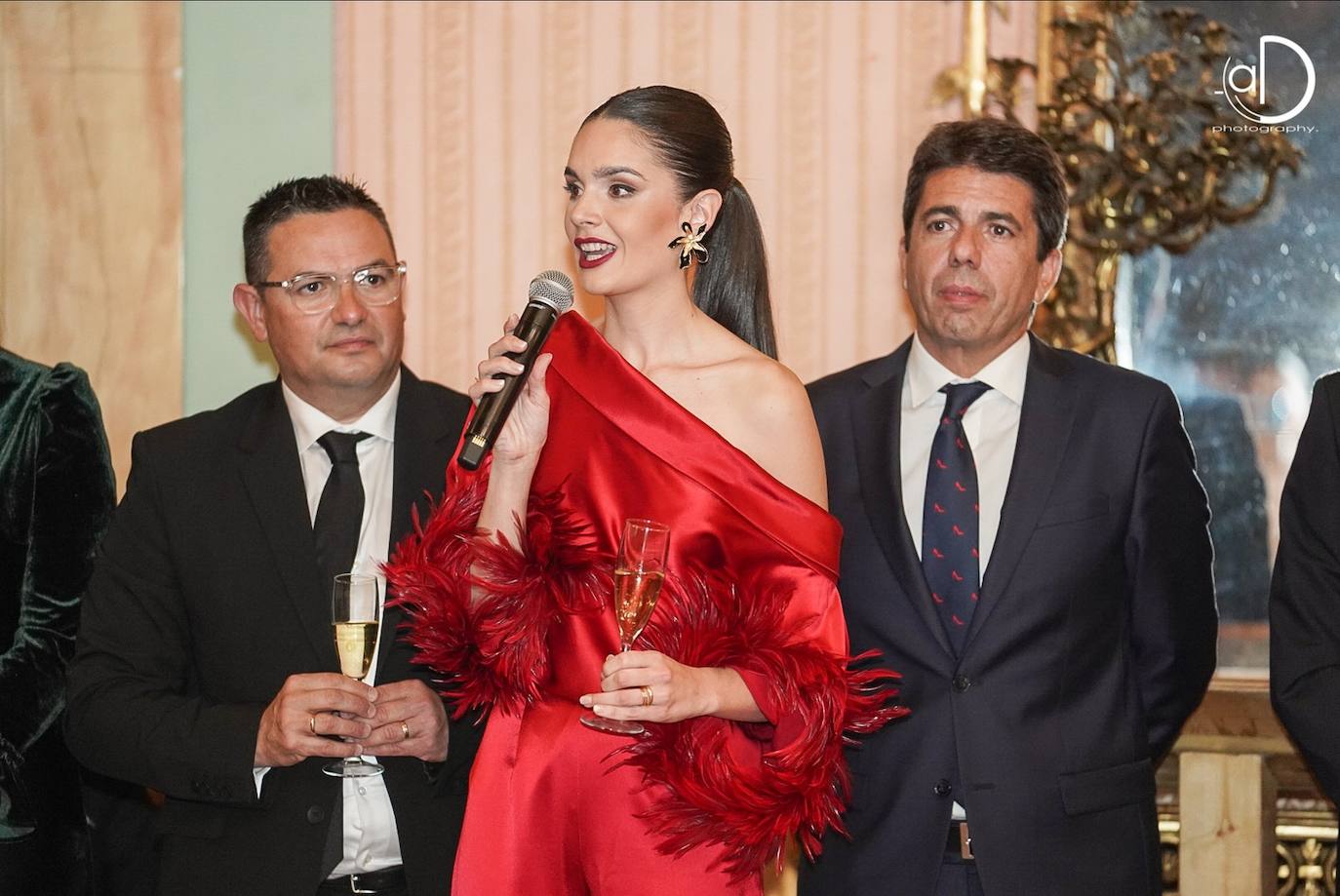 Imagen secundaria 1 - Las Hogueras brindan por una brillante Navidad