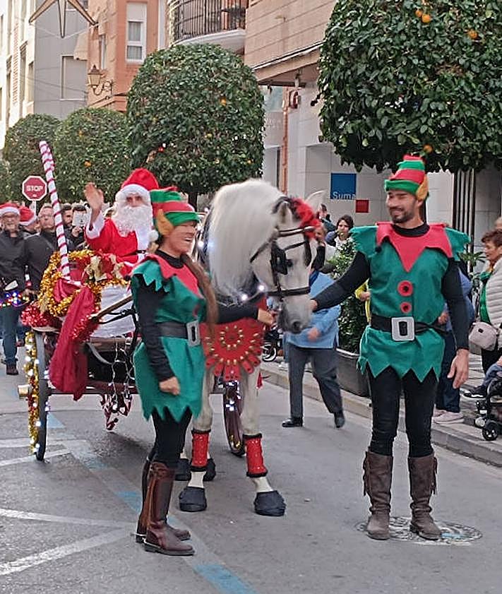 Imagen secundaria 2 - Momentos del defile de Navidad en la Vila Joiosa. 