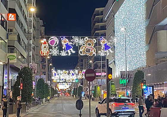 La avenida Maisonave iluminada de Navidad.
