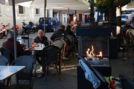 Una terraza con calefactores por el frío.