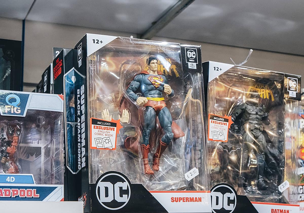 Imagen principal - Productos licenciados en tiendas de Alicante.