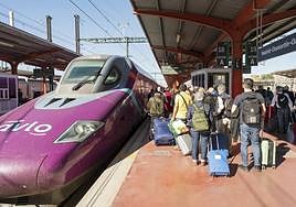 Viajeros en la estación de tren de Chamartín, en la línea que conecta con Alicante.