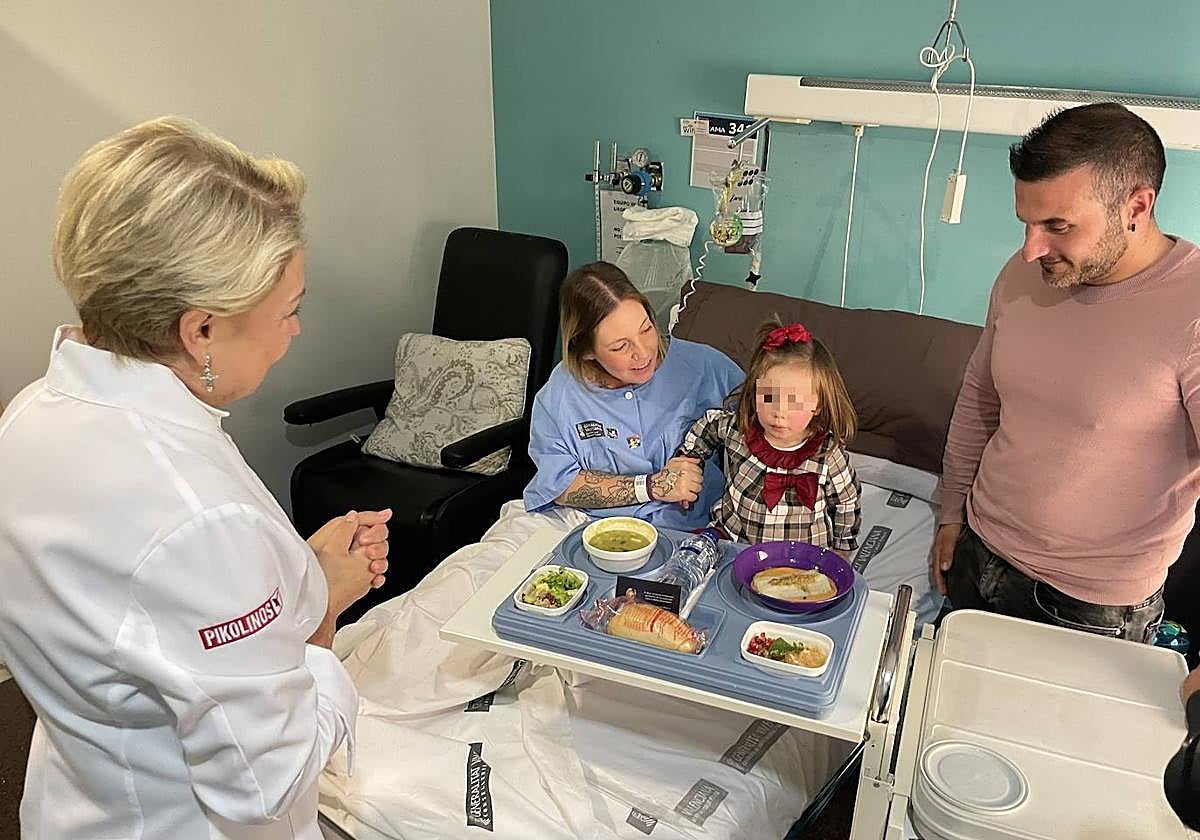 La chef Susi Díaz visita a una paciente para del Hospital para presentarle su menú.