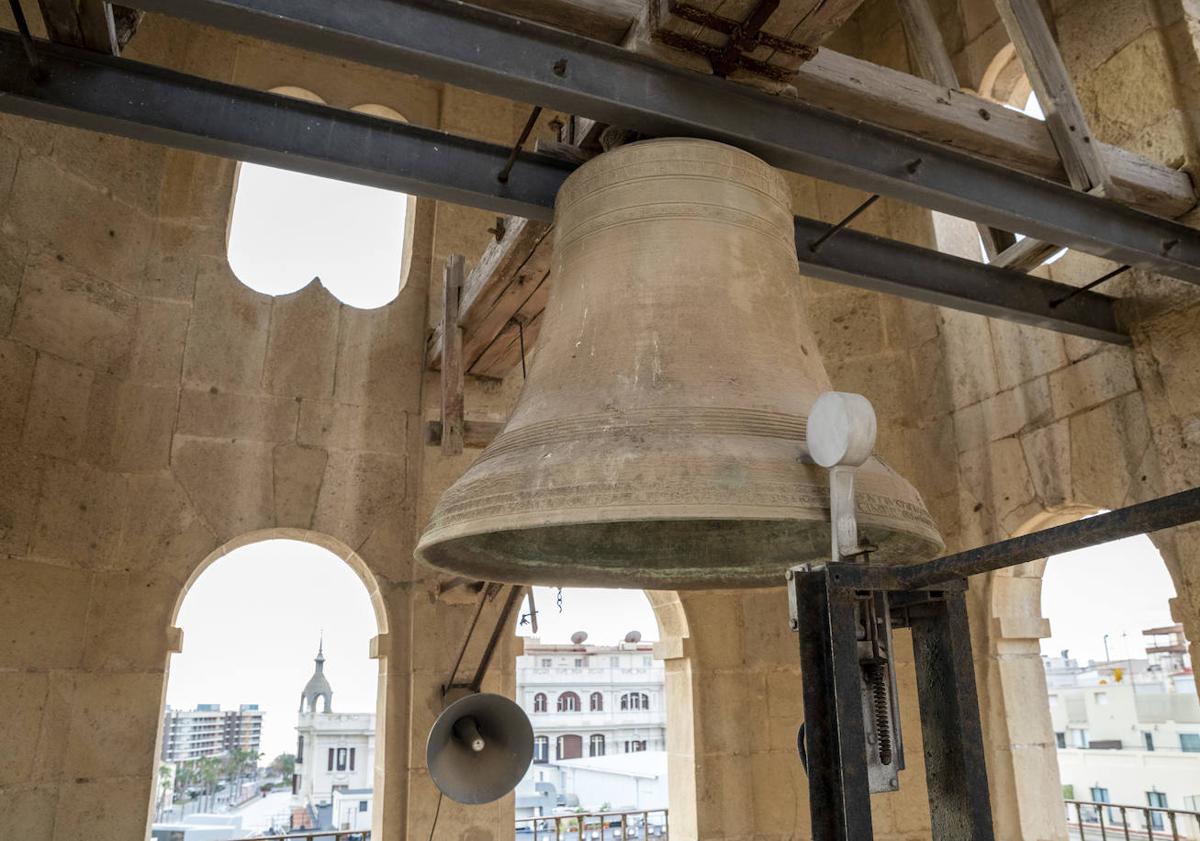 Imagen principal - Torre del reloj con detalles e interior de la campana.