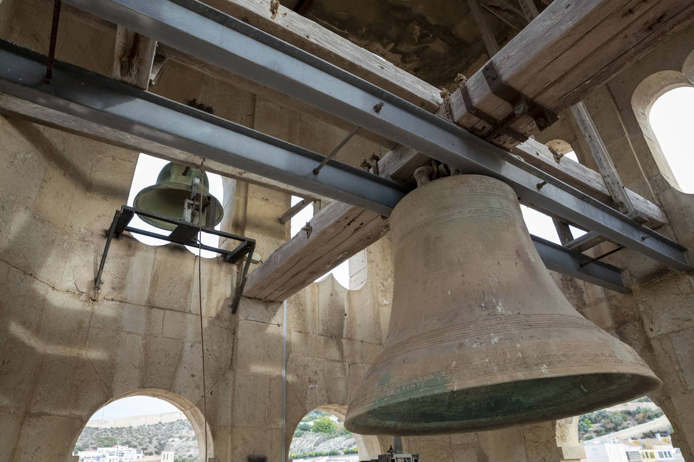 Campana que exorciza Alicante en la torre del reloj del Ayuntamiento.