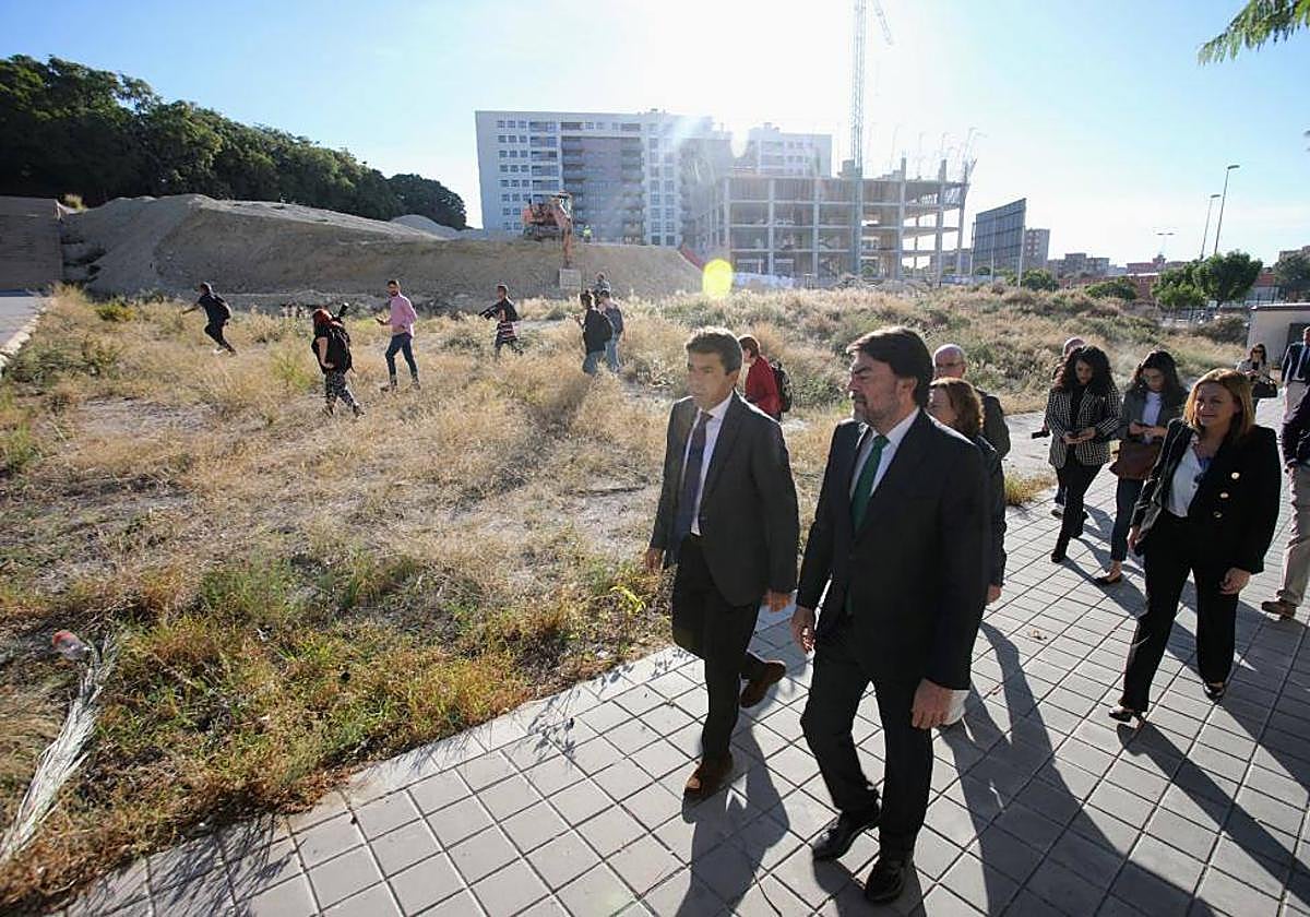 El alcalde, Luis Barcala, y el presidente de la Generalitat, Carlos Mazón, visitan los terrenos donde se construirá el centro de salud del Pau II en Alicante.