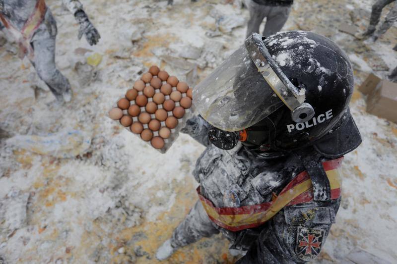 &#039;Els enfarinats&#039; vuelven a sembrar el caos en Ibi