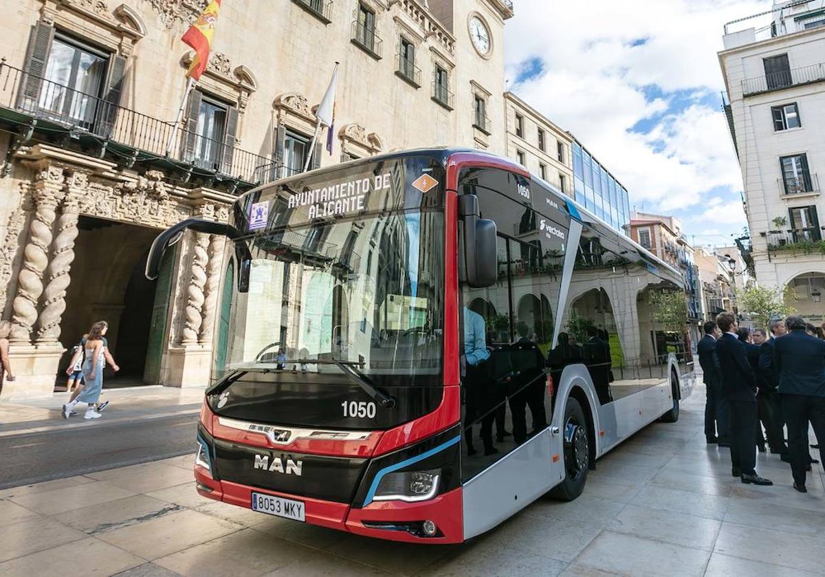 Autobús urbano en la plaza del Ayuntamiento.