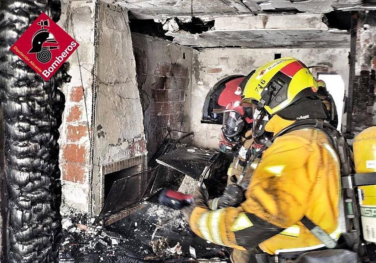 Los Bomberos, en una vivienda incendiada.
