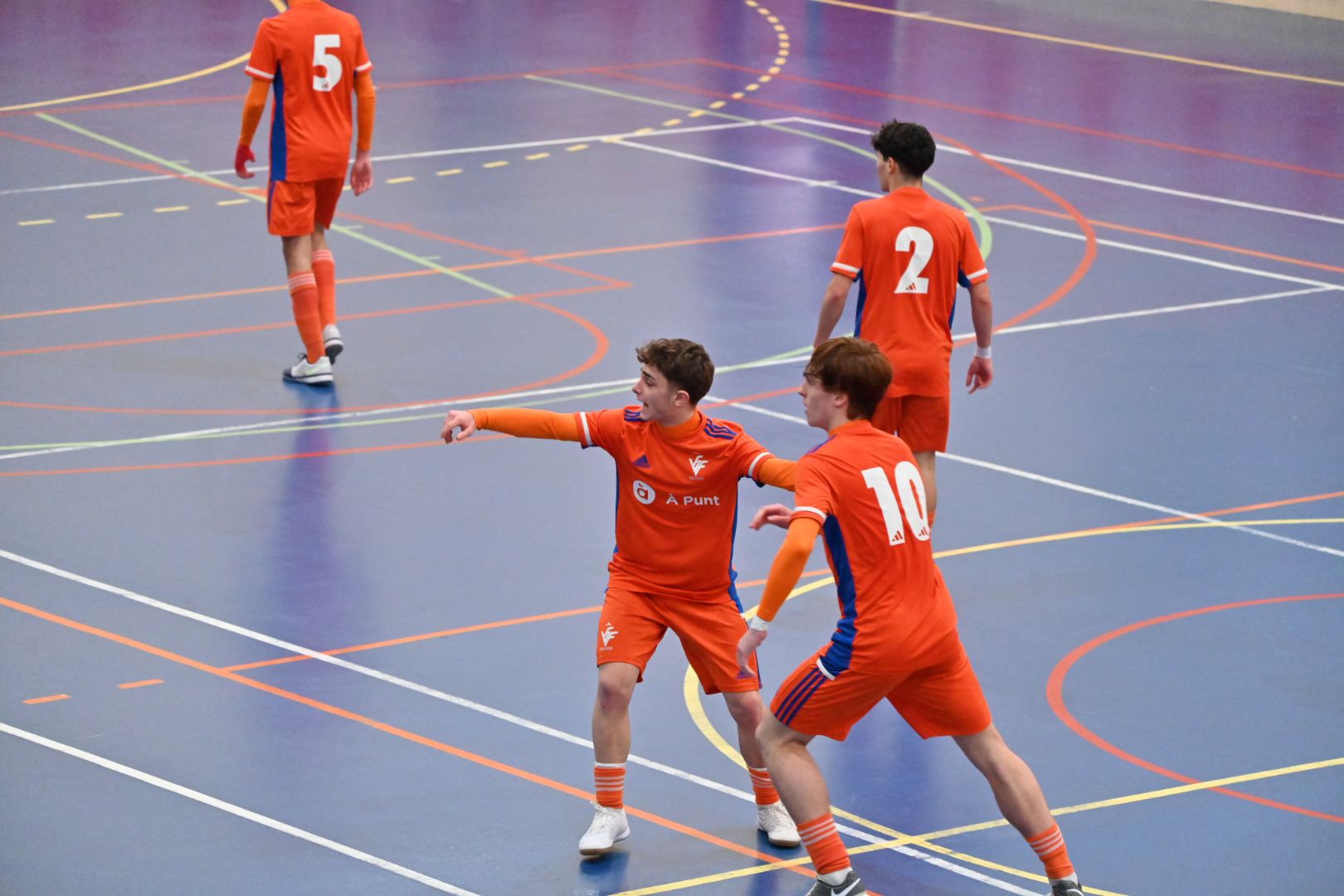 Imagen secundaria 2 - Los porteros de la valenciana, todos los jugadores y Adrián y Arechaga.