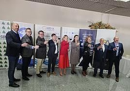 La consellera brinda junto a representantes del sector turístico.