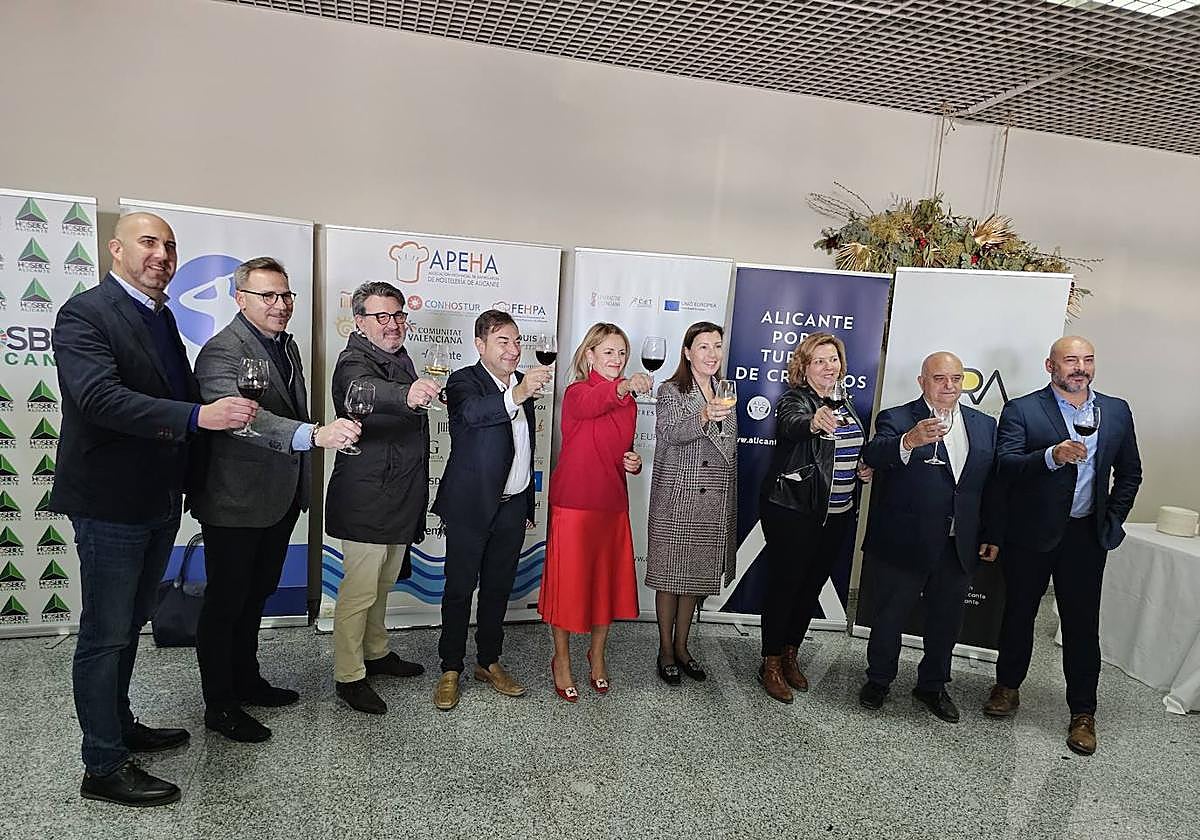 La consellera brinda junto a representantes del sector turístico.