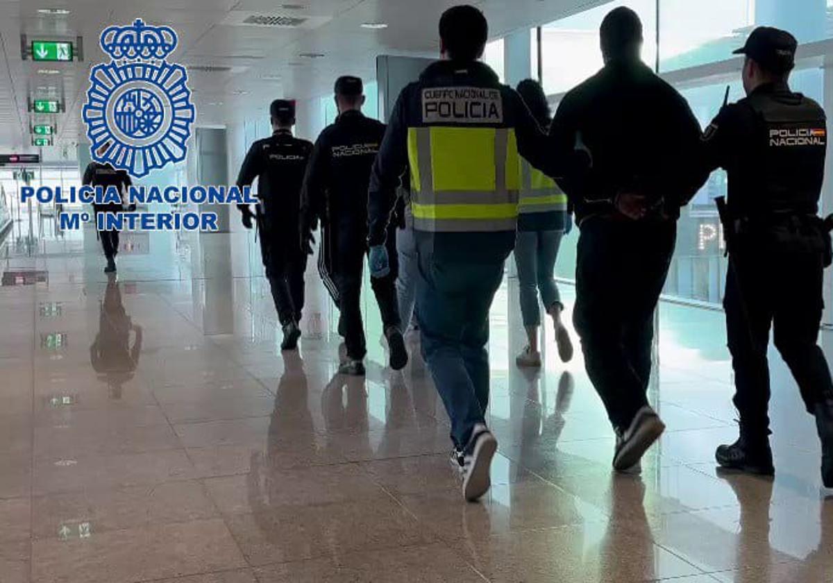 La Policía Nacional detiene a los sospechosos en el aeropueto de El Prat.