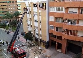 Los bomberos han asegurado la zona donde han caído los cascotes.