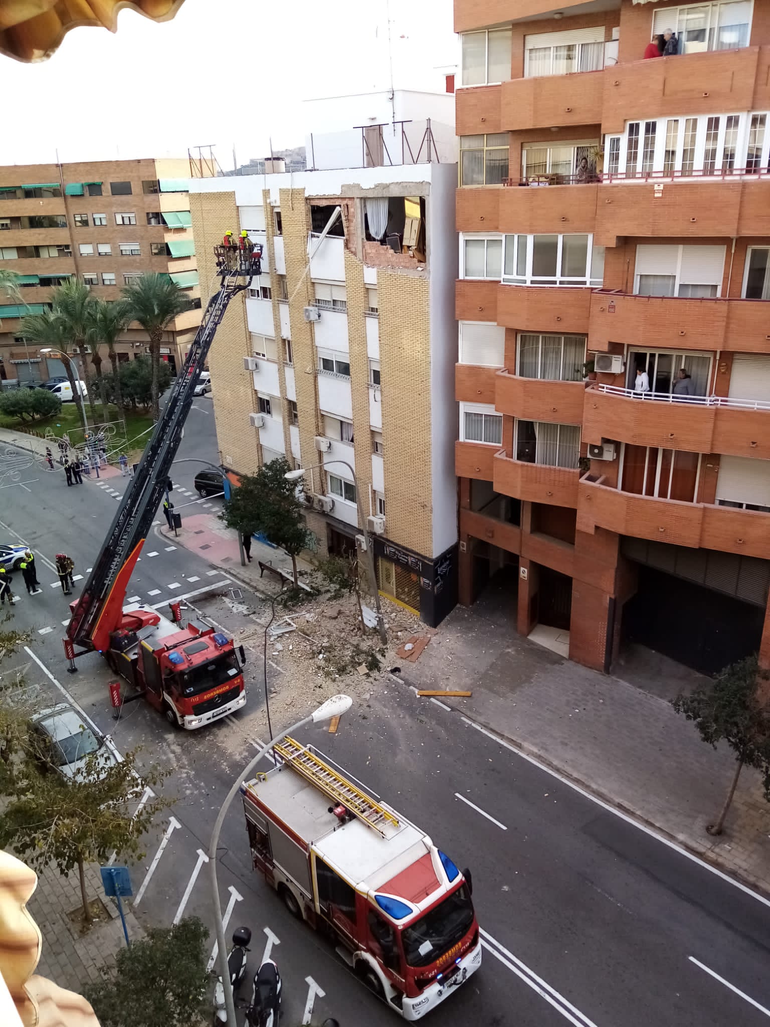 Los bomberos han asegurado la zona donde han caído los cascotes.