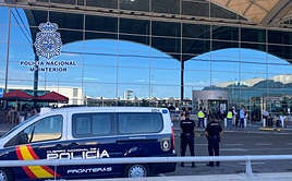 Una furgoneta y dos agentes vigilan los accesos al aeropuerto Alicante-Elche.