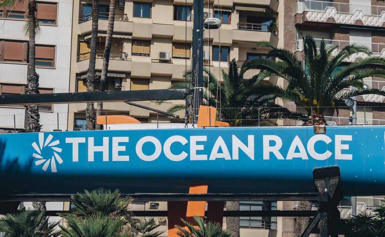 Barco de la Ocean Race en la rotonda de la plaza del Mar