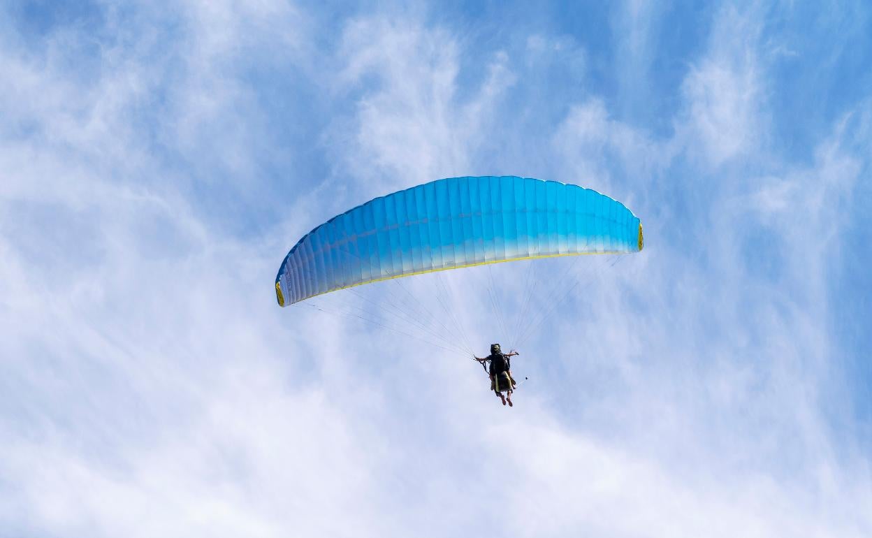 Un parapente surca el cielo de Alicante cubierto de nubes.
