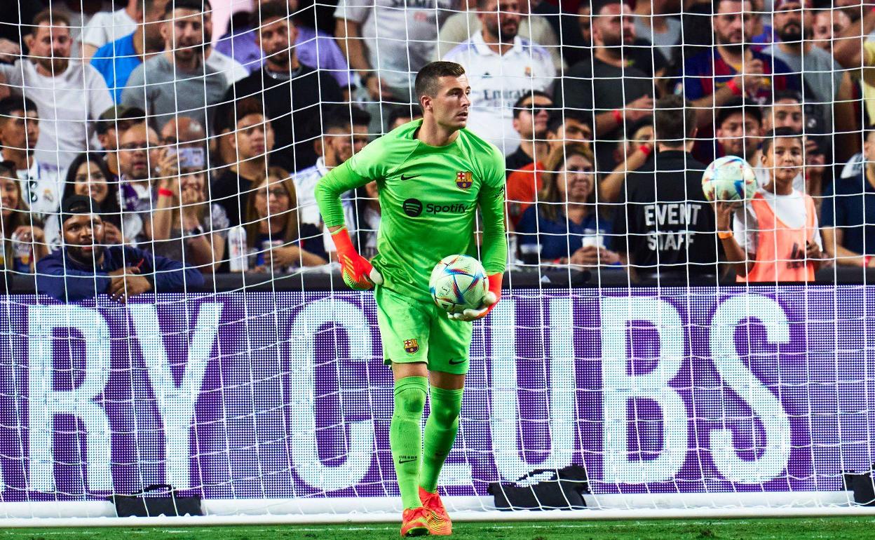 El alicantino Iñaki Peña, durante un amistoso con el Barcelona 