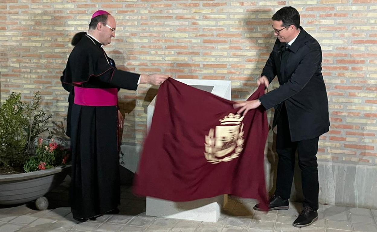 El obispo Munilla y el alcalde de Elda, Rubén Alfaro, descubren la placa con la visita del prelado a la localidad.
