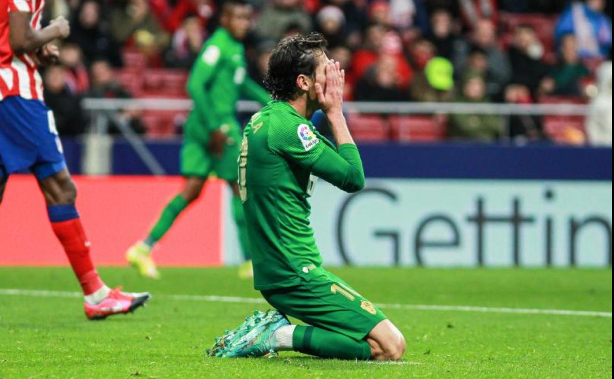 Pere Milla lamenta la ocasión que desperdició ante el Atlético de Madrid con 1-0 en el marcador 