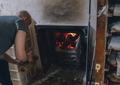 Imagen secundaria 1 - Roscones elaborados en el horno de leña de la panadería Castell de Alicante.