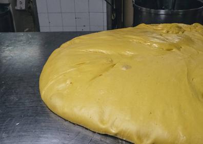 Imagen secundaria 1 - Amasadora, masa y corte en la preparación del roscón.