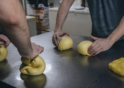 Imagen secundaria 1 - Los hermanos Castell trabajando la masa y dándole forma.