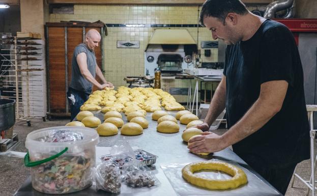 Imagen principal - Proceso en el que se introducen los regalos en el roscón y después se cierra.