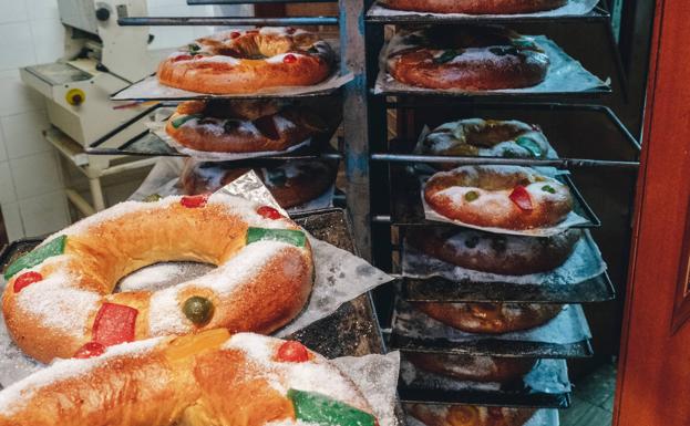 Roscones elaborados en la panadería Castell de San Blas en Alicante.