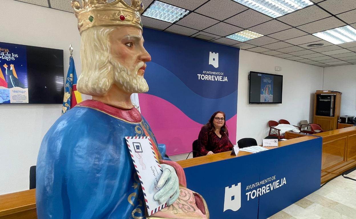 La concejal de Fiestas, Concha Sala, en la presentación de la Cabalgata torrevejense.