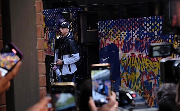 Araujo sale del autocar del Barça a su llegada al hotel de concentración en Alicante.