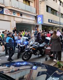 Imagen secundaria 2 - Aficionados recibiendo al F.C Barcelona en el Hotel Eurostars Centrum 