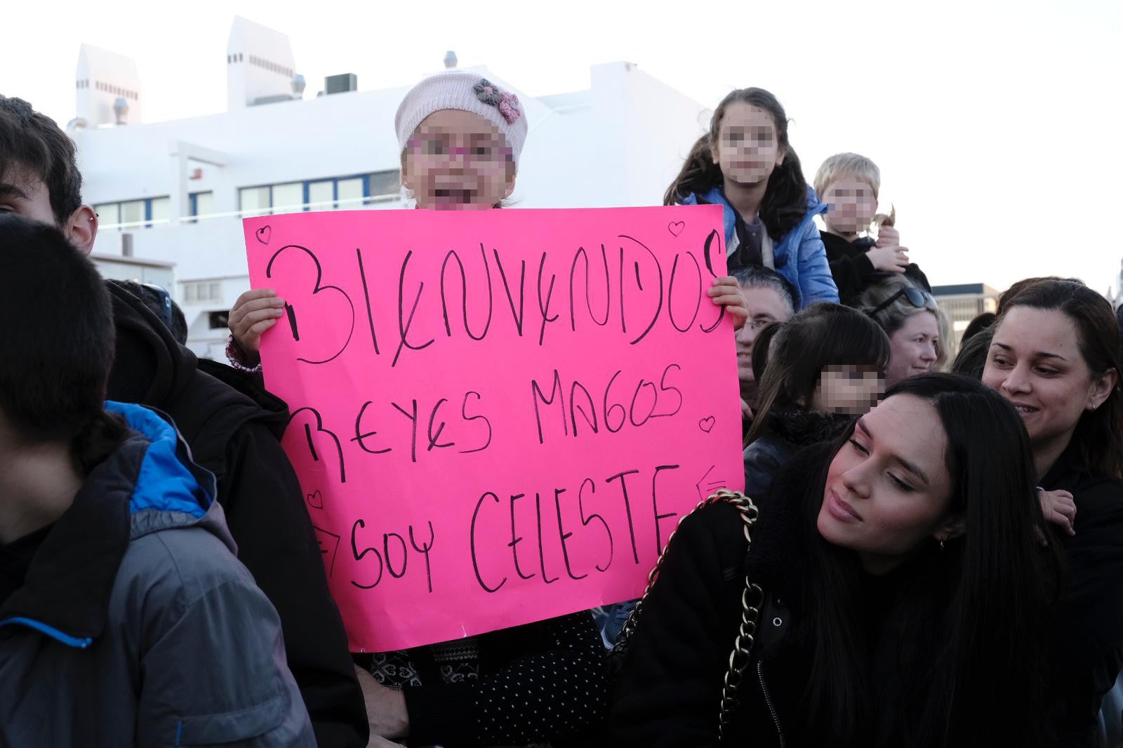 Celeste, una niña alicantina, espera con emoción y una pancarta a los Reyes Magos