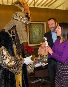 Imagen secundaria 2 - Entrega de obsequios a los Reyes Magos en el Ayuntamienti. 