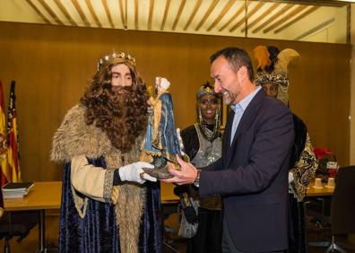 Imagen secundaria 1 - Entrega de obsequios a los Reyes Magos en el Ayuntamienti. 