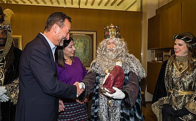 Imagen principal - Entrega de obsequios a los Reyes Magos en el Ayuntamienti. 