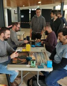 Imagen secundaria 2 - Asistentes de todas las edades jugando a los diferentes juegos en la pasada edición. 