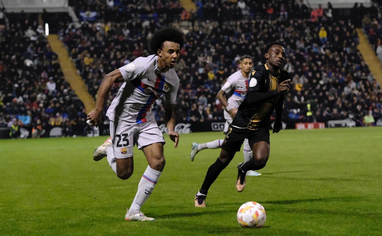 Kounde sube la banda derecha del Rico Pérez 