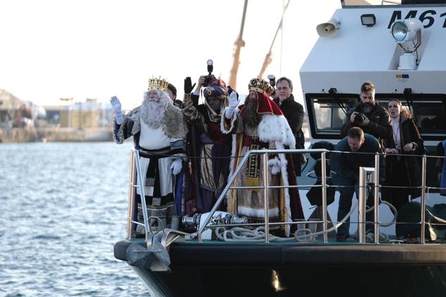 El barco con los Reyes Magos se acerca a la costa