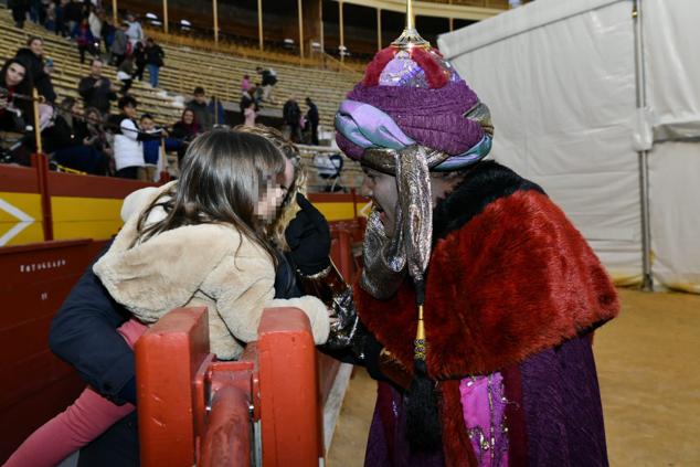 El Rey Baltasar habla con una niña