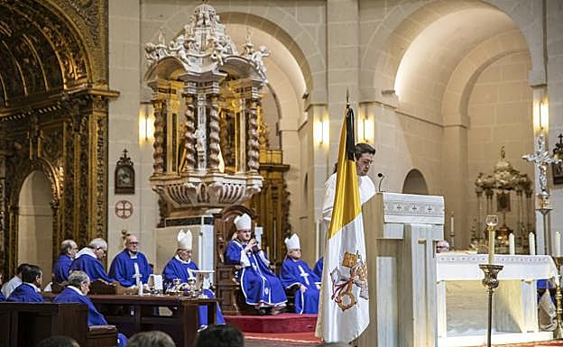 Momento de las lecturas en la misa funeral a Benedicto XVI en Alicante.