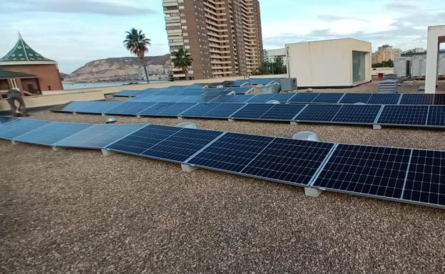 También se han instalado paneles sobre el edificio de Juan XXIII